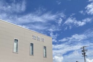 営業を開始するためには「保証金の供託」または「保証協会加入」が必須