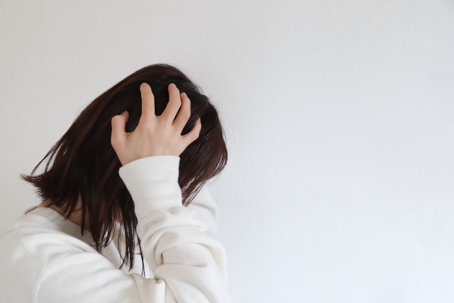 メルカリに古物商許可がないことがバレた女性