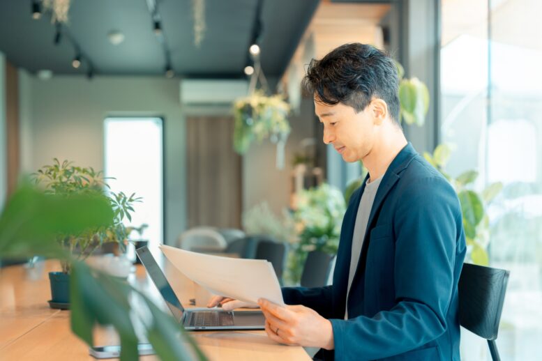 法人の古物商の許可申請で営業所の管理者と役員の兼務は可能か