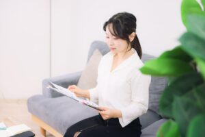 別居婚で生活費を考える女性